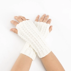 Gros plan sur les mitaines blanches en tricot torsadé au design tressé et doux