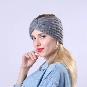 Bandeau en maille torsadée gris clair pour femme style hivernal et élastique