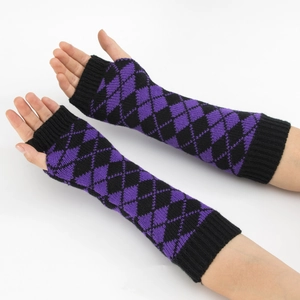 Détail de gants longs en tricot à losanges violets et noirs sans doigts avec bords-côtes