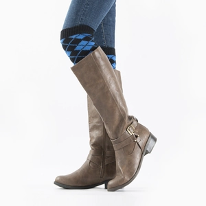 Detalle de botas altas marrones con hebillas de metal y calentadores de punto con rombos