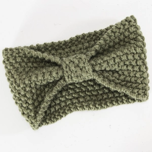 Detail des armee-grünen Strick-Stirnbands mit dicker Garntextur und Schleifen-Knoten