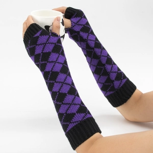 Détail de mitaines en tricot à losanges violets et noirs avec poignets côtelés