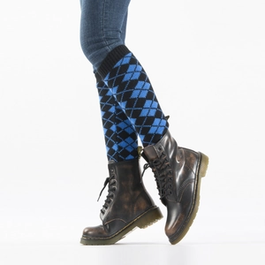Detalle de calentadores de punto con rombos azul y negro con botas marrones vintage