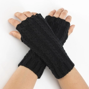 Détails des mitaines en maille torsadée noire montrant la texture et le design ouvert