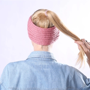 Bandeau en grosse maille rose avec nœud pour femme, offrant chaleur et confort doux