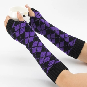 Détail de gants tricotés sans doigts à losanges violets et noirs avec poignets côtelés