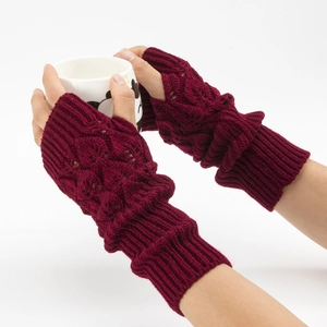 Dettaglio di guanti senza dita in maglia bordeaux con motivo a foglie traforate