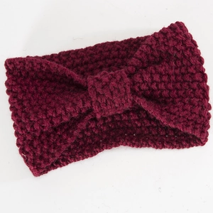 Nahaufnahme eines weinroten Strickstirnbands für Damen mit großer Schleife