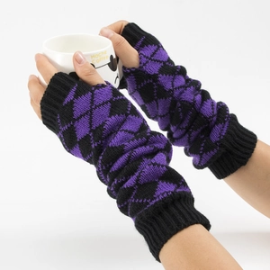Texture détaillée du tricot des gants sans doigts à motif losanges en violet et noir