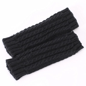 Détail de gants sans doigts en tricot torsadé noir avec poignets côtelés d'hiver