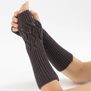 Dettaglio dei guanti senza dita in maglia grigio scuro con motivi jacquard a foglia