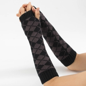 Détail de mitaines en tricot à motif de losanges avec poignets côtelés d'hiver