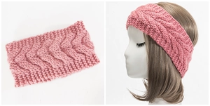 Detalle de la textura de punto trenzado rosa y el tejido grueso de esta diadema de invierno