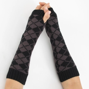Détail de gants longs en tricot sans doigts avec motif à losanges noir et gris