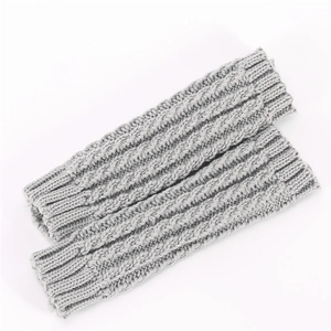 Détail du motif en maille torsadée grise sur les mitaines chaudes d'hiver pour adultes