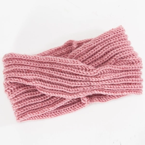 Detailed view of dust pink knitted headband with cross twist and vertical ribbing