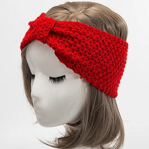 Detailansicht eines roten Strickstirnbandes mit Knotendesign auf einem Modellkopf