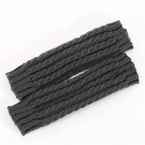 Vue détaillée du tricot à torsades gris foncé sur des mitaines chaudes d'hiver
