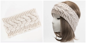 Detalle de la diadema de punto crema con textura de trenza gruesa y material elástico