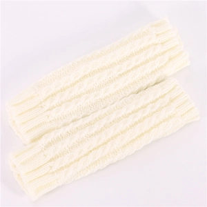 Gros plan sur des mitaines en tricot torsadé blanc avec texture tressée épaisse