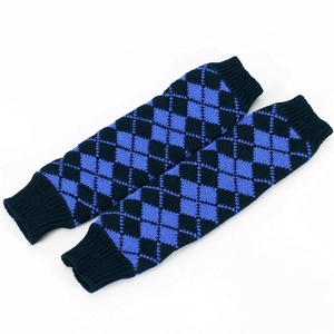Détail de mitaines en tricot avec motifs à losanges bleu et noir et poignets côtelés
