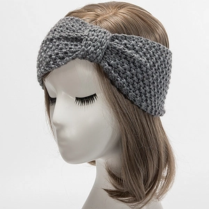 Graues gestricktes Stirnband für Damen handgemachter dicker Winterohrenwärmer am Modell