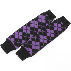 Détail de mitaines en tricot à losanges noir et violet avec poignets côtelés élastiques