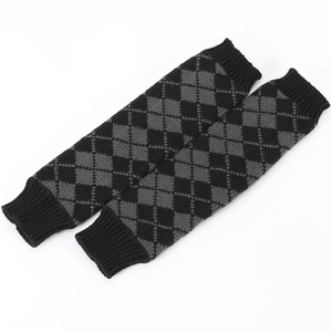 Détail de mitaines en tricot avec motif à losanges noir et gris et poignets côtelés