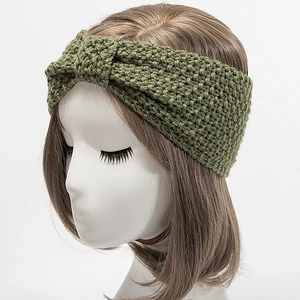 Makrodetail eines olivgrünen Strickstirnbands mit grober Wabenstruktur und Knoten