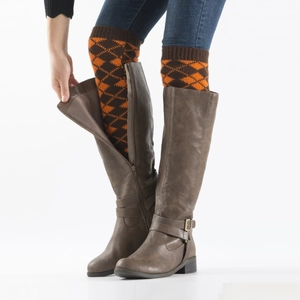 Calentadores de punto con rombos para mujer y botas altas de cuero color marrón