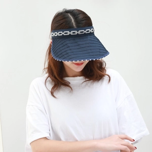 Detail of navy blue ribbed sun visor featuring silver chain print on the brim