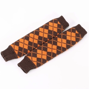 Détail de la maille à losanges marron et orange avec des poignets côtelés élastiques