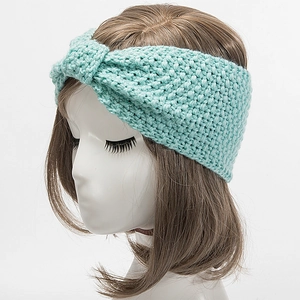 Detail der Strickstruktur des mintgrünen Stirnbands mit dekorativem Knoten für Damen