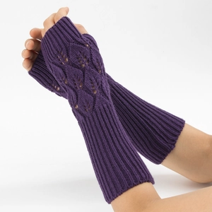 Guanti lunghi senza dita in maglia viola scuro con motivi jacquard e dettagli traforati