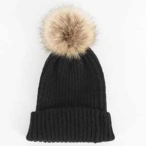 Zwarte gebreide damesmuts met een grote pluizige pompon van imitatiebont