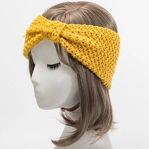 Details des gelben Grobstrick-Stirnbands mit Crossover-Twist auf einem Modell