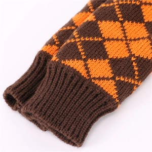 Détail de mitaines en maille avec motif à losanges orange et finition à bords-côtes