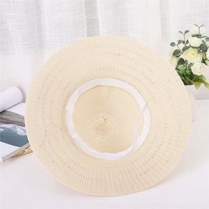 Vue détaillée de l'intérieur du chapeau de paille avec bandeau et cordon coupe-vent