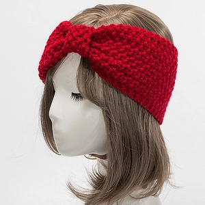 Nahaufnahme eines roten Strickstirnbands mit einem stilvollen zentralen Knotendesign