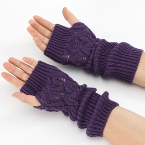Dettaglio di guanti in maglia viola scuro che mostra il motivo a rombi traforati