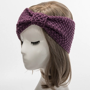 Detaillierte Strickstruktur eines dunkelvioletten Stirnbands mit Knoten auf Modell