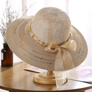 Chapeau de soleil en paille à large bord pour femme avec chaîne dorée et nœud en organza
