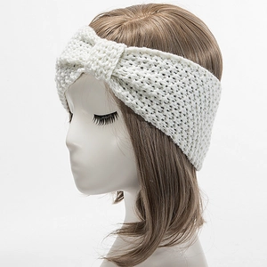 Detailaufnahme eines weißen Strickstirnbands mit einem modischen Knotendesign