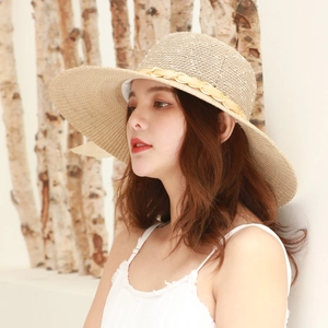 Chapeau de soleil en paille pour femme avec large bord, perles et ruban doré
