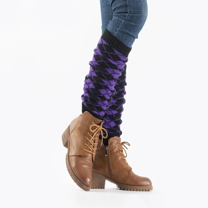 Detalle de calentadores de punto con rombos morados y negros sobre jeans con botas