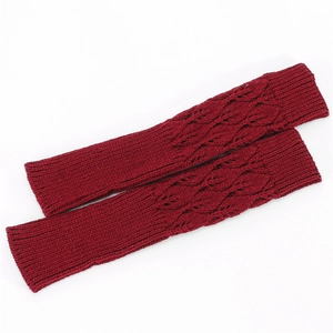 Dettaglio di scaldabraccia in maglia rosso scuro con motivo a foglie e polsini a costine