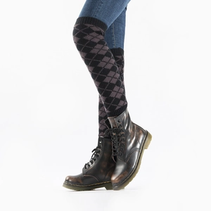 Detalle de calentadores de punto con patrón de rombos y botas de moda de invierno