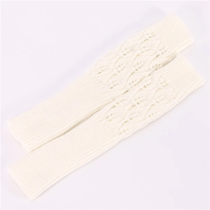 Dettaglio guanti in maglia color crema con trama jacquard a forma di foglia