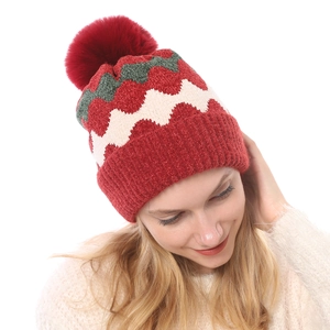 Detail der weichen roten Chenille-Strickmütze mit Wellenstreifen und flauschigem Bommel