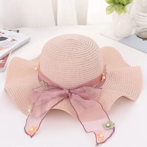 Cappello da sole rosa a tesa larga con bordi a onda, fiocco in organza e perline